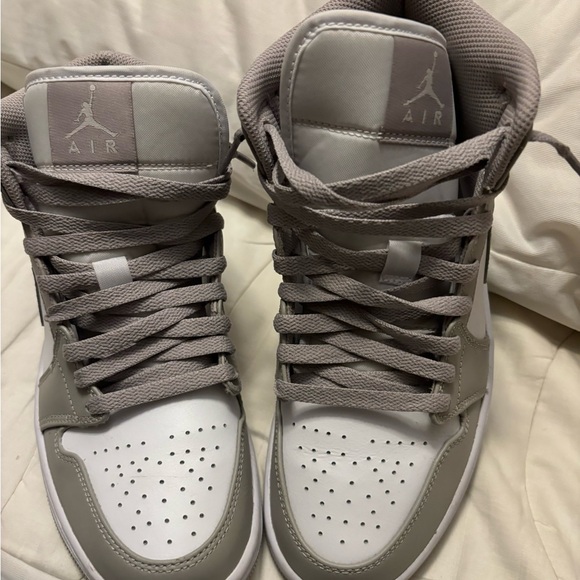 Air Jordan 1 Mid – Iconic Style Meets Court-Ready Comfort - Picture 2 of 5